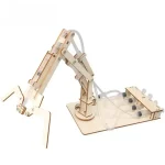 Holzroboter mit Greifarm und Pneumatiksystem, ideal für wissenschaftliche und dekorative Anwendungen, aus Holz gefertigt, auf einer weißen Oberfläche.