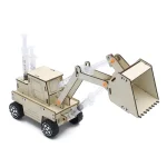 Detailliertes Holzmodell eines Bagger mit Saugschläuchen, ideal für wissenschaftliche Dekorationen und Lernzwecke.