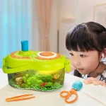 Kleines Aquarium mit bunten Fischen, grüner Wasserpflanzen und Zubehör, das von einem Kind beobachtet wird. Perfekt für Kinder, um die Meereswelt spielerisch zu entdecken.