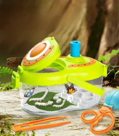 Spielzeug mit Wasser- und Naturmotiven für Kinder, inklusive Wasserpumpe, Schere und Tierfiguren, ideal für kreative und lehrreiche Spielstunden im Freien.