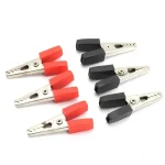Zwei Sets von Krokodilklemmen, rot und schwarz, ideal für elektrische Verbindungen und Experimente. Hochwertige Metallklemmen mit isolierten Griffen, perfekt für Wissenschaft und Technik.