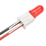 Rote LED-Glühbirne mit weißem Sockel und Kabel, ideal für wissenschaftliche Experimente und Dekorationen im wissenschaftlichen Stil.