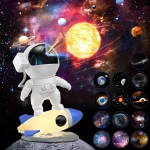 Niedliche Astronautenfigur auf Rakete vor einem bunten Sternenhimmel mit Planeten und Galaxien, ideal für Wissenschafts- und Raumfahrtdekorationen.