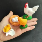 Detaillierte Miniaturtiere: Huhn, Enten und Küken, ideal für wissenschaftliche Dekorationen und Lernzwecke, auf einer Hand präsentiert.