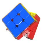 Bunter 3D-Würfelpuzzle mit blauen, roten, gelben und grünen Teilen, ideal für wissenschaftliche Spiel- und Lernzwecke.