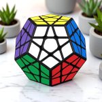 Bunter Zauberwürfel mit komplexem Muster, perfekt für Puzzle-Enthusiasten und Wissenschaftsdekoration.