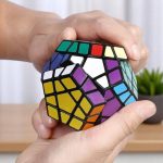 Buntes 3D-Würfelpuzzle mit komplexen Mustern, ideal für Wissenschafts- und Dekorationsliebhaber.