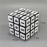 Mehrfarbiger 3x3 Zahlenwürfel, ideal für mathematische Lernspiele und pädagogisches Spielzeug. Perfekt für Kinder und Erwachsene, um Zahlen und Muster zu üben.