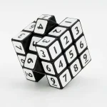 Mehrfarbiger 3D-Zahlenwürfel aus Kunststoff, ideal für mathematische Spiele und Lernaktivitäten.
