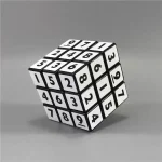 Ein 3D-Würfel mit nummerierten Seiten und mathematischen Symbolen, ideal für wissenschaftliche Dekorationen und Lernzwecke.