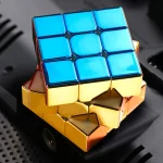 Magnetischer 3x3 Zauberwürfel in Gold und Blau, ideal für Denksport und Dekoration. Perfekt für Puzzle-Liebhaber und als wissenschaftliches Gadget.