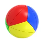 Bunter Gummiball mit farbigen Segmenten in Rot, Blau, Gelb und Grün, ideal für Spiel und Dekoration.
