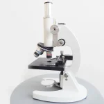 Hochwertiges wissenschaftliches Mikroskop mit verstellbarem Objektiv und Beleuchtung, ideal für Labor- und Forschungsanwendungen.