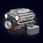 Detailliertes Lego-Motormodell mit sichtbaren mechanischen Komponenten und Steuerungseinheit.
