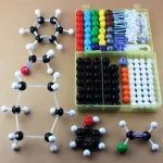 Modell eines Pflanzenmoleküls mit farbigen Kugeln und Klammern, ideal für wissenschaftliche Bildung und Dekoration.