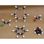 Detailliertes Molekülmodell mit verschiedenen Atomen und Bindungen, ideal für wissenschaftliche Demonstrationen und Bildung.