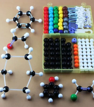 Modell eines Pflanzenmoleküls mit farbigen Kugeln und Klammern, ideal für wissenschaftliche Bildung und Dekoration.