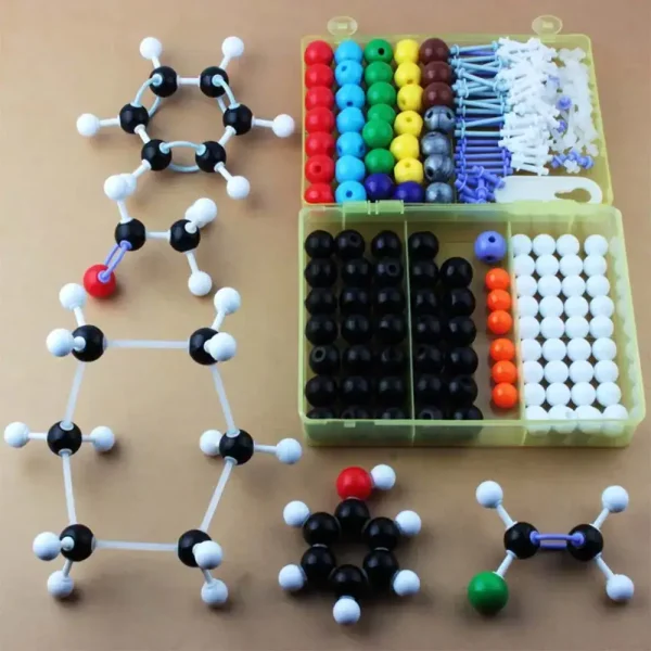 Modell eines Pflanzenmoleküls mit farbigen Kugeln und Klammern, ideal für wissenschaftliche Bildung und Dekoration.