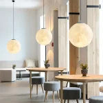 Himmelskörper-Leuchten, die wie Monde aussehen, sorgen für eine gemütliche Atmosphäre in modernen Wohnräumen. Perfekt für stilvolle Dekorationen, die Wissenschaft und Design verbinden.