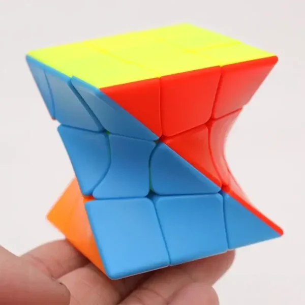 Buntes 3D-Würfelpuzzle mit beweglichen Flächen, ideal für Denksport und Gehirntraining.