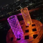 Dekorative Glasvasen mit LED-Licht in bunten Farben.