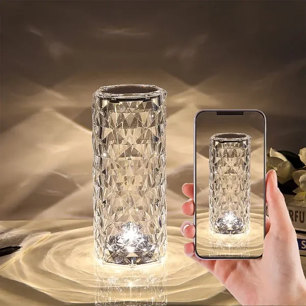 Eleganter Kristallvase mit geometrischem Design, ideal für Dekorationen und wissenschaftliche Präsentationen, reflektiert Licht auf faszinierende Weise.