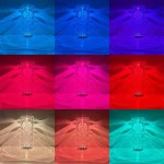 Buntes wissenschaftliches Glas mit LED-Beleuchtung, das farbige Lichteffekte auf Oberflächen projiziert. Perfekt für Dekorationen und wissenschaftliche Präsentationen.