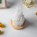 Elegante Kristallleuchte aus Selenit auf Holzsockel, ideal als wissenschaftliche Dekoration oder stilvolles Lichtaccessoire.