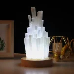 Leuchtende Himalaya-Kristalllampe mit LED-Beleuchtung, ideal für Dekoration und wissenschaftliche Präsentationen.