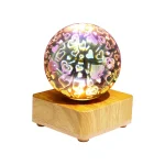 Leuchtender Dekorationsball mit Herz- und Sternmotiven, auf Holzsockel präsentiert, ideal für wissenschaftliche und dekorative Zwecke.