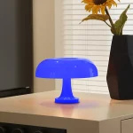 Modernes, leuchtendes blauer Pilz-Lampen-Design auf einem Tisch, ideal für Dekoration und Beleuchtung in modernen Wohnräumen.