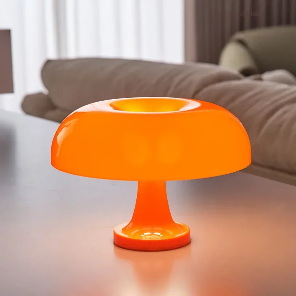 Moderne orange Pilzlampe aus Kunststoff, ideal für stilvolle Raumdekoration und stimmungsvolles Licht. Perfekt für Wohnzimmer, Schlafzimmer oder Arbeitszimmer.