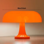 Moderne orangefarbene Blumenlampe aus Kunststoff, 28 cm groß, ideal für Dekoration und Beleuchtung in Wohnräumen.