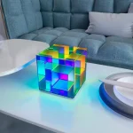 Hochwertiges, farbiges Glasobjekt mit geometrischem Design, ideal als Dekoration oder wissenschaftliches Sammlerstück.