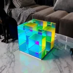 Holografischer Acrylwürfel mit bunten Lichtreflexen, ideal für wissenschaftliche Dekorationen und moderne Raumgestaltung.