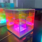 Leuchtender, farbiger Quanten-Illusionswürfel mit holografischem Effekt, ideal für wissenschaftliche Dekorationen und Gadgets.