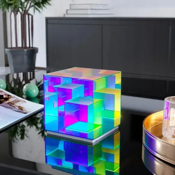 Leuchtender Kristallwürfel mit lebhaften Farben und komplexem geometrischem Design, perfekt für moderne wissenschaftliche Dekoration.