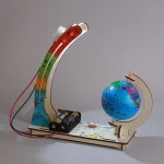 Interaktives Wissenschaftsexperiment mit Globus und Wasserstandsanzeige, zeigt die Auswirkungen der Schwerkraft auf Wasser in einem Modell.