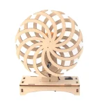 Holz-Windrad aus naturbelassenem Holz, ideal als wissenschaftliches Dekorationsstück oder Lehrmaterial für Physik- und Technikliebhaber.