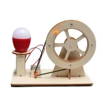 Wissenschaftliches Experiment mit Lichtquelle und Elektromotor, zeigt die Funktionsweise von Energieumwandlung und mechanischer Bewegung.
