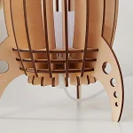 Detailliertes Holzmodell eines wissenschaftlichen Experiments mit mehreren Ebenen und runden Ausschnitten, ideal für Bildungs- und Dekorationszwecke.