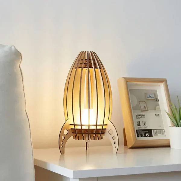 Elegante Holzlampe mit warmem Licht, ideal als wissenschaftliche Dekoration oder stilvolles Beleuchtungsstück für das Zuhause oder Büro.