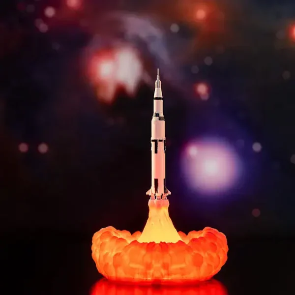 Eine Rakete startet mit Feuer und Rauch gegen den Nachthimmel, umgeben von bunten Lichtern und Sternen.