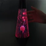 Ein Plasma-Generator mit leuchtendem Blitzeffekt in einem transparenten Kegel, der elektrische Entladungen zeigt.