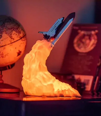 Entzückende Raumfähre, die eine Feuerwolke simuliert, perfekt als wissenschaftliche Dekoration oder Geschenk.