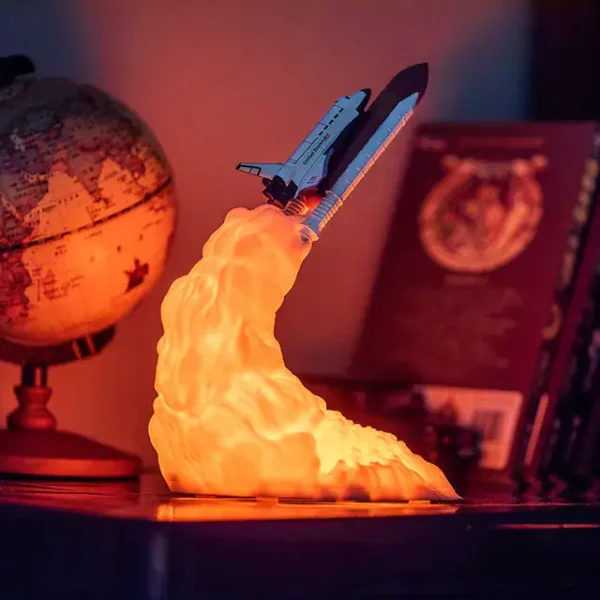 Entzückende Raumfähre, die eine Feuerwolke simuliert, perfekt als wissenschaftliche Dekoration oder Geschenk.