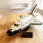 Detailaufnahme eines LEGO-Raumschiffs mit Fernsteuerung, perfekt für Science-Fiction- und Technikliebhaber.