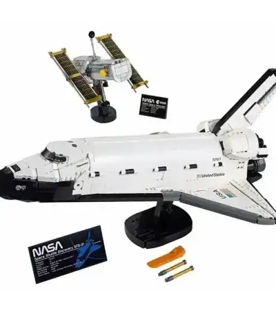 Detailliertes LEGO Raumschiffmodell mit Satellit, inklusive Batterien und Informationskarten, ideal für Wissenschafts- und Technikliebhaber.
