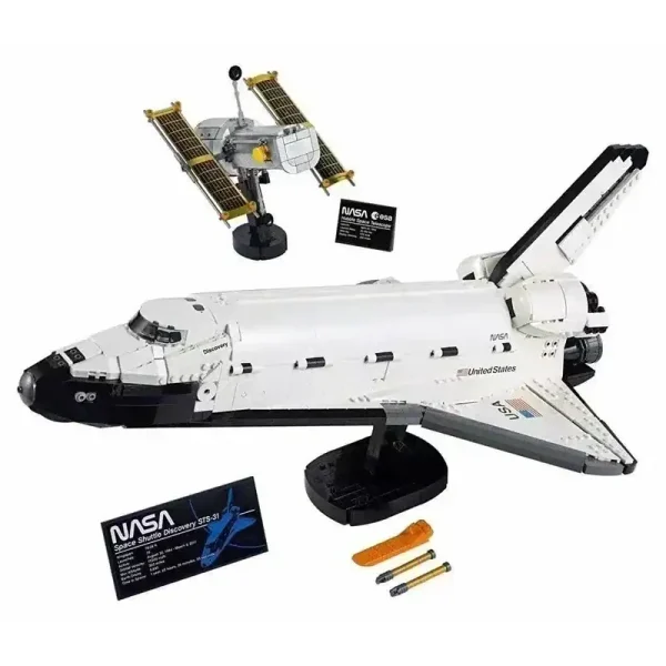 Detailliertes LEGO Raumschiffmodell mit Satellit, inklusive Batterien und Informationskarten, ideal für Wissenschafts- und Technikliebhaber.