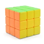 Bunter 3x3-Würfelpuzzle mit grünen, gelben und orangefarbenen Seiten, ideal für Geduld und logisches Denken.
